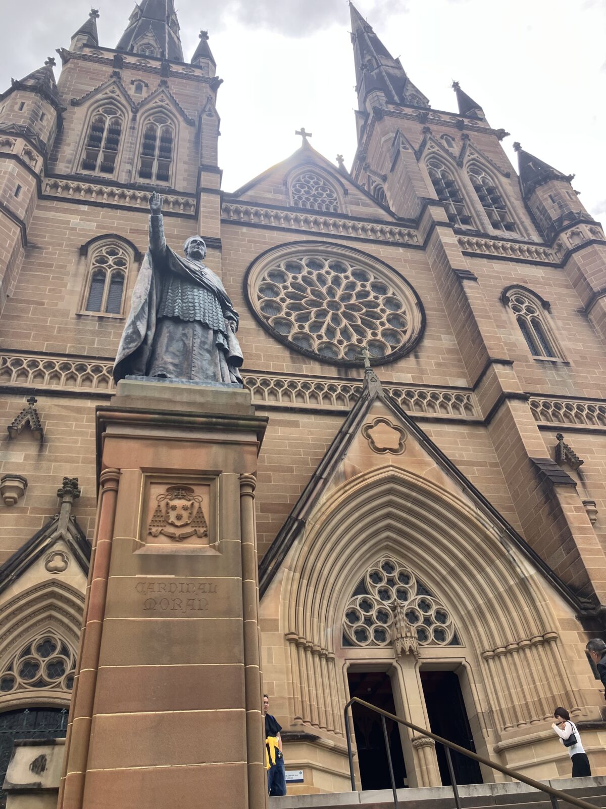 シドニー観光 線とメアリー大聖堂